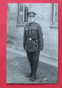 AK Militär / 1918-1940 / Foto Karte / Soldat / Uniform / Messer / Strassenansicht